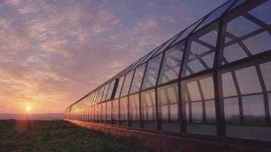 finland_lapland_rovaniemi_arktikum_zomer_glazen_constructie_buis-zon