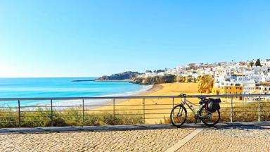 portugal_algarve_albufeira_fietsvakantie-portugal_strand-van-albufeira_fiets_hek_shutterstock