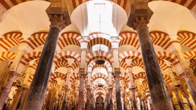 spanje_andalusie_cordoba_mezquita_moskee_kathedraal_bogen_shutterstock_137864276