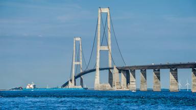 denemarken_seeland_funen_grote-belt_grote-belt-brug_brug_schip_getty-685258993