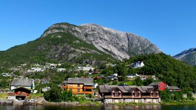 noorwegen_vestland_eidfjord_huizen_fjord_bergen_GettyImages-743743665