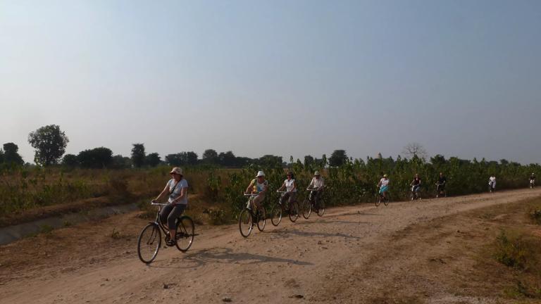 india_madhya-pradesh_khajuraho_fietstocht_groep_w