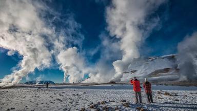 ijsland_noord_namafjall_krafla_moddergeisers_mensen_GettyImages-158560441
