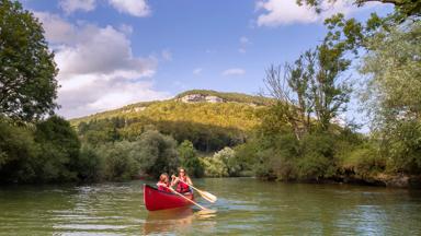 sfeer_frankrijk_bourgogne_jura_ornans_kajak_kano_crt-bourgogne-franche-comte_copyright_Nicolas-Gascard (2).jpg