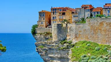 frankrijk_corsica_bonifacio_klif_huis_klifhuis_zee_rots_struik_palm_muur_getty