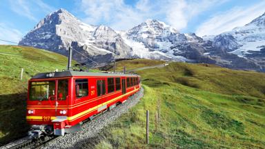 zwitserland_berner-hooglanden_eiger-monch-jungfrau_tandwieltrein_shutterstock_1507312844