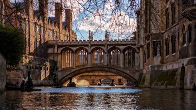 engeland_cambridgeshire_cambridge_rivier_bootjes_mensen_brug_Getty