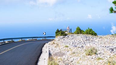 albanie_algemeen_llogara-pas_nationale-weg_bocht_kust_getty