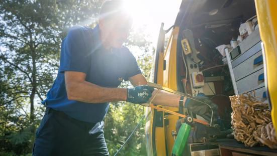 Wegenwacht staat naast de bus in de volle zon