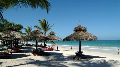hotel_kenia_mombasa_souther-palms-beach-resort_strand-mensen