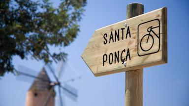 spanje_balearen_mallorca_santa-ponca_verkeersbord_fiets_molen_close-up_getty