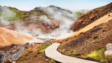 ijsland_reykjanes_krysuvik_pad-waterbron-heuvels_shutterstock