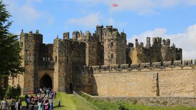 engeland_northumberland_alnwick-castle_brug_mensen_pixabay