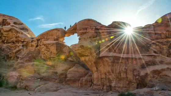 jordanie_wadi rum_jebel-burdah-rock_mensen_groep_GettyImages-920637526