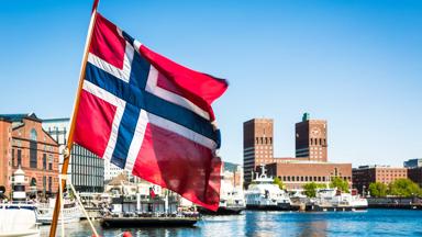 Noorwegen_oslo_stad_haven_noorse-vlag_boten_gettyImages-584008754