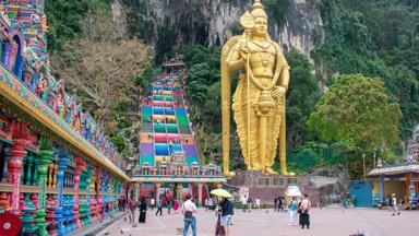 maleisie_kuala-lumpur_batu-caves_grot_trap_kleurrijk_boeddhabeeld_tempel_mensen_pixabay.jpg