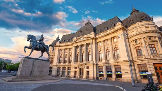 roemenie_boekarest_boekarest_calea-victoriei_national-library_standbeeld_shutterstock-1407324665