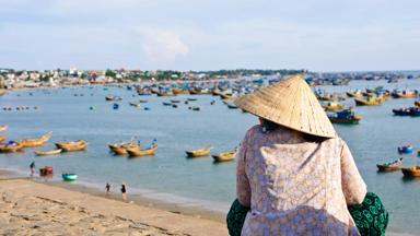 vietnam_mui-ne_baai_local_vrouw_hoed_boten_b.jpg
