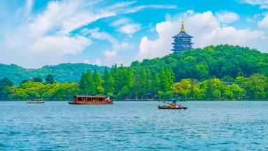 china_hangzhou_west-meer_pagode_tempel_boot_shutterstock_1064253980