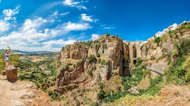 spanje_andalusie_ronda_ponte-nuevo_man_fotograferen_kliffen_shutterstock_1154342236