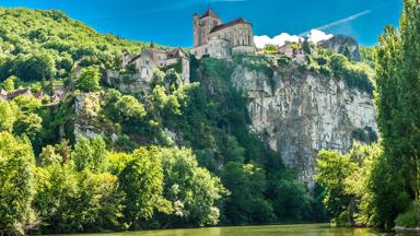 frankrijk_occitanie_Saint-Cirq-Lapopie_lot_rivier_kasteel_rotsen_GettyImages-986945506