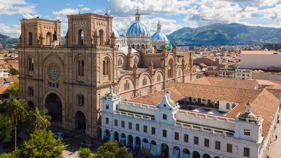 ecuador_cuenca_cuenca_beste-reistijd-ecuador_kathedraal-van-onbevlekte-ontvangenis_koepel_bergen_shutterstock