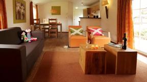 hotel_nederland_winterswijk-miste_vakantiepark-de-twee-bruggen_chalet_hooiruif_woonkamer