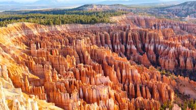 verenigde-staten_utah_algemeen_vakantie-west-amerika_amfitheater-van-inspiratiepunt_zonsopgang_bryce-nationaal-park_shutterstock