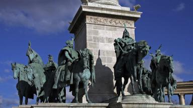 hongarije_boedapest_konings-monument_heroes-square_plein_shutterstock_2658235