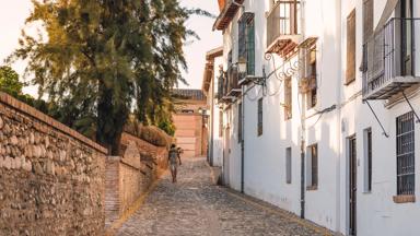 spanje_andalusie_granada_albaicin_man_straatje_muur_witte-huizen_shutterstock_503579944