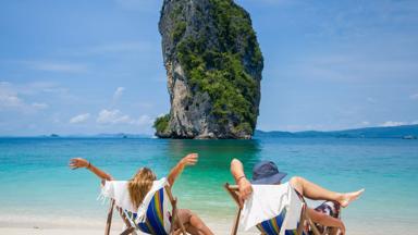 thailand_phuket_james-bond-eiland_rots_strand_stel_tropisch-sfeerbeeld_b