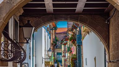 portugal_braga_guimaraes_poort_lantaarn_straat_kleurrijke-huizen_doorkijkje_shutterstock_1581060361