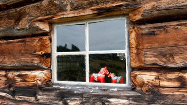 zweden_dalarna_paard_venster_raam_houten-huis_GettyImages-1027624790