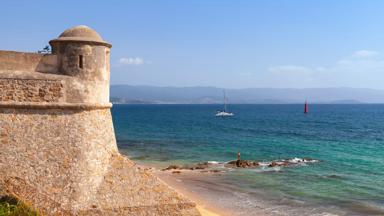 frankrijk_corsica_citadel-van-ajaccio_fort-strand_shutterstock