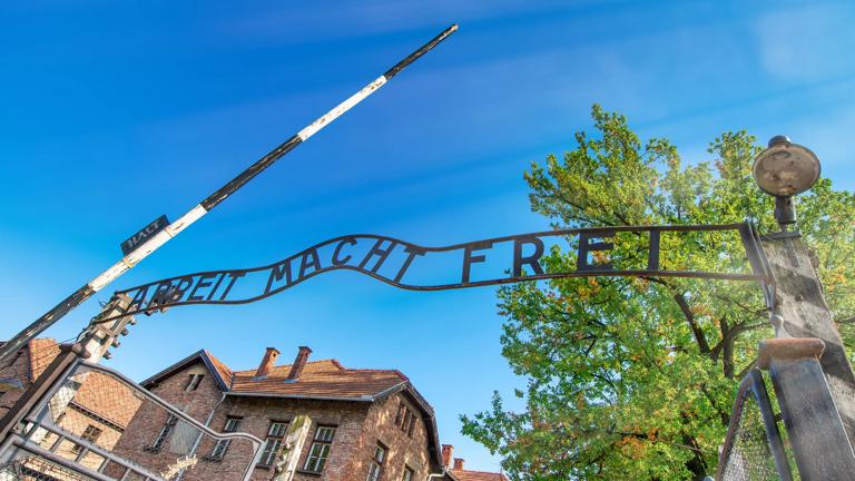 polen_klein-polen_auschwitz_arbeit-macht-frei_conentratiekamp_shutterstock_1924878584