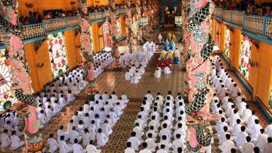 vietnam_tay-ninh_cao-dai-tempel_gebed_4_f.jpg