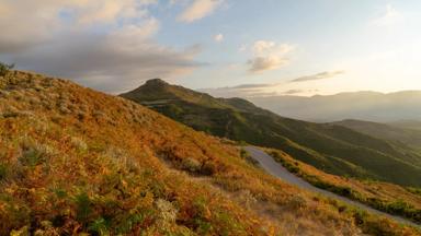 albanie_vlore_amantia_landschap_weg_zonsondergang_getty