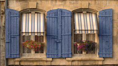 frankrijk_provence_arles_ramen_luiken_bloembak_GettyImages-481983809