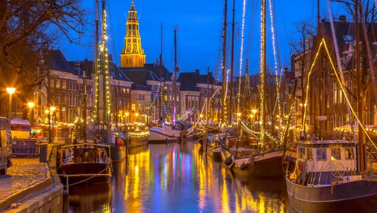 Groningen met Martinitoren bij nacht met straatverlichting