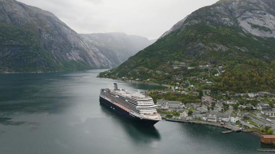 Holland America Line_Noorwegen_Roterdam_aangemeerd in fjord_algemeen_h