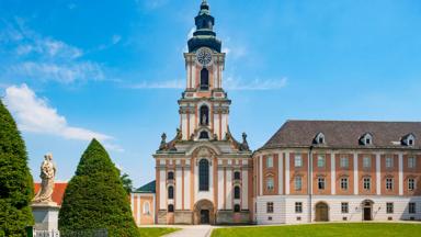 oostenrijk_opper-oostenrijk_donau_wilhering_klooster_standbeeld_gras_puntboom_boom_zomer_getty