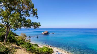 cyprus_akamas_schiereiland_latchi_aphrodites-baden_strand_zee_GettyImages-804128202