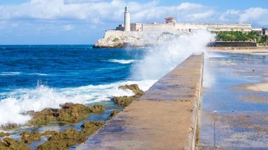 cuba_havana_malecon-boulevard_golven_vuurtoren_el-morro-castle_shutterstock