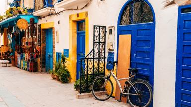 marokko_essaouira_straatbeeld_blauw_souvenir_winkel_shutterstock-670878925