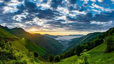 wandelrondreis_frankrijk_occitanie_pyreneeen_bergen_vallei_zonsondergang_wolken_shutterstock