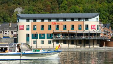 IBIS Dinant (H3150) - façade vue depuis la Meuse