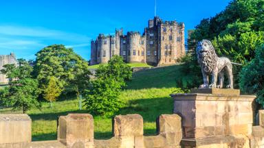 schotland_engeland_northumberland_alnwick-castle_casteel_beeld_leeuw_muur_schutterstock