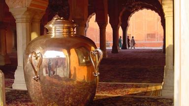 india_rajasthan_jaipur_city_palace_stadspaleis_zilveren_pot_f