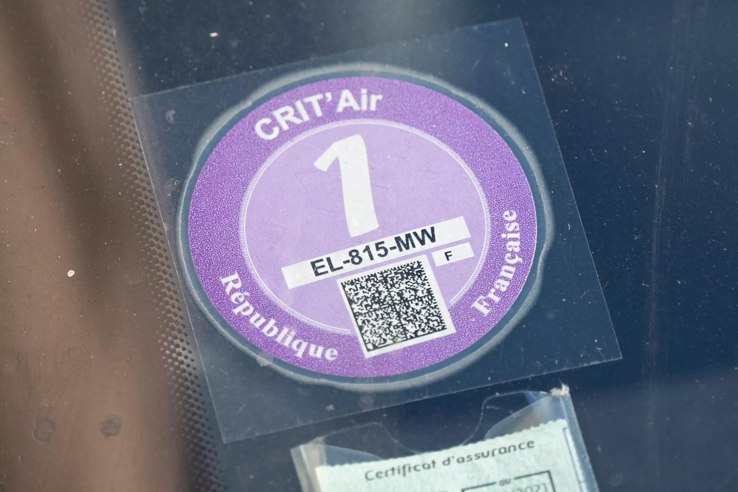 Milieusticker Frankrijk een paarse sticker met daarop het kenteken van de auto