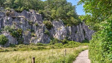 denemarken_bornholm_ekkodalen_wandelpad_rotsen_shutterstock_1614387646